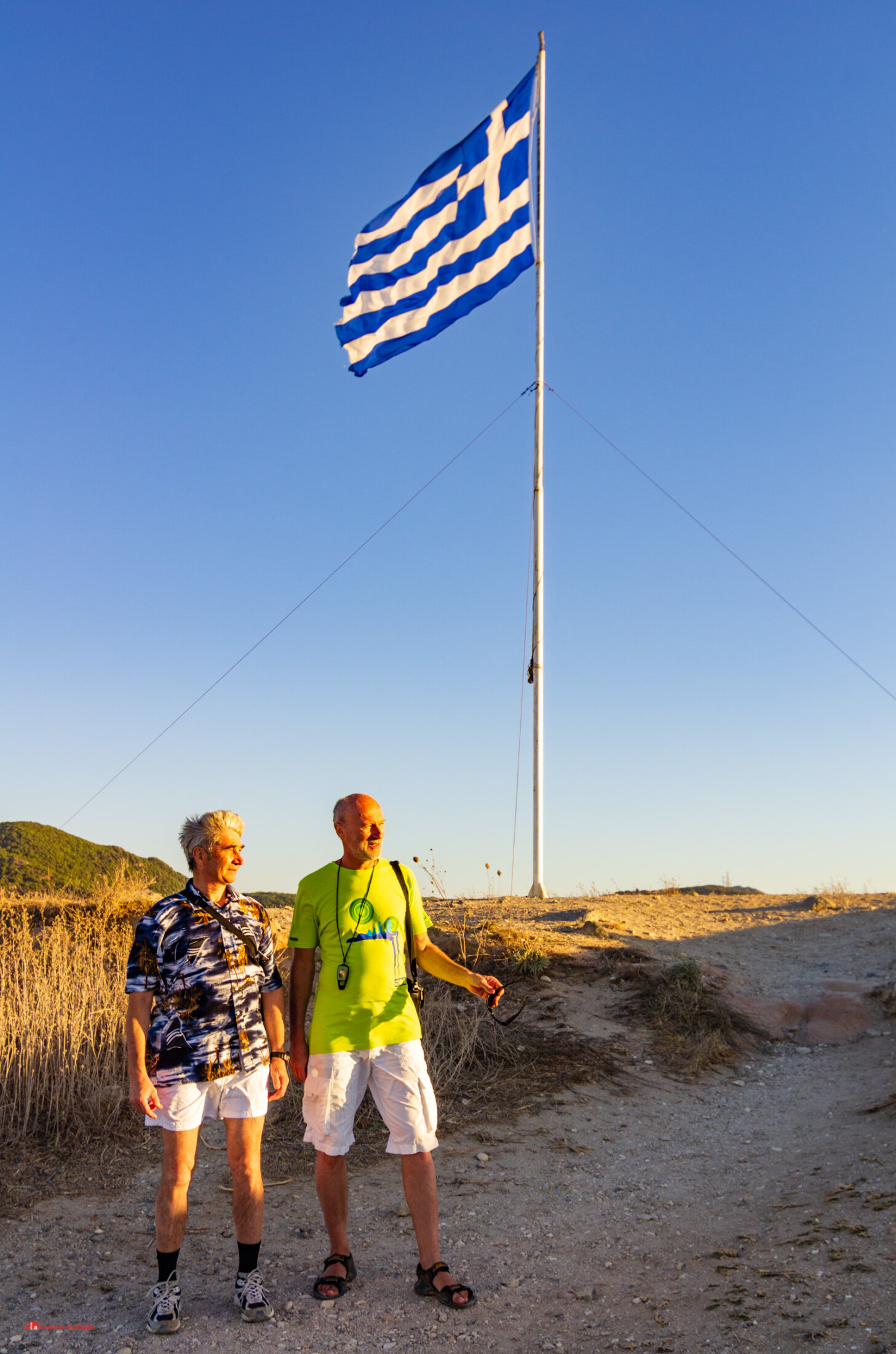 Греческий флаг на вершине в Кефало