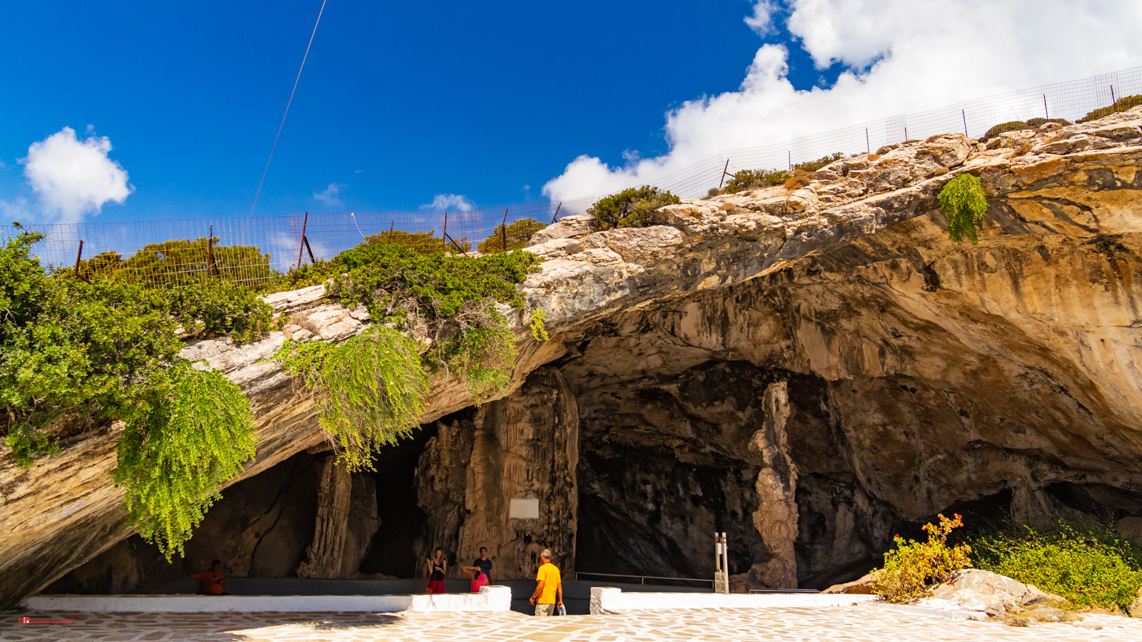 Вход в пещеру на Антипаросе