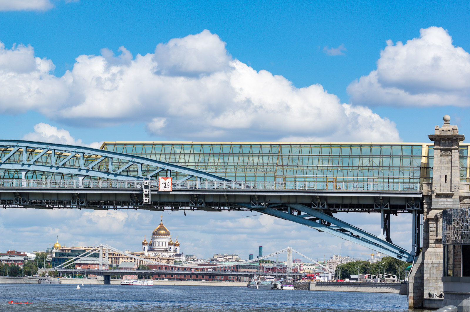 Пешеходный мост над Москвой=рекой.