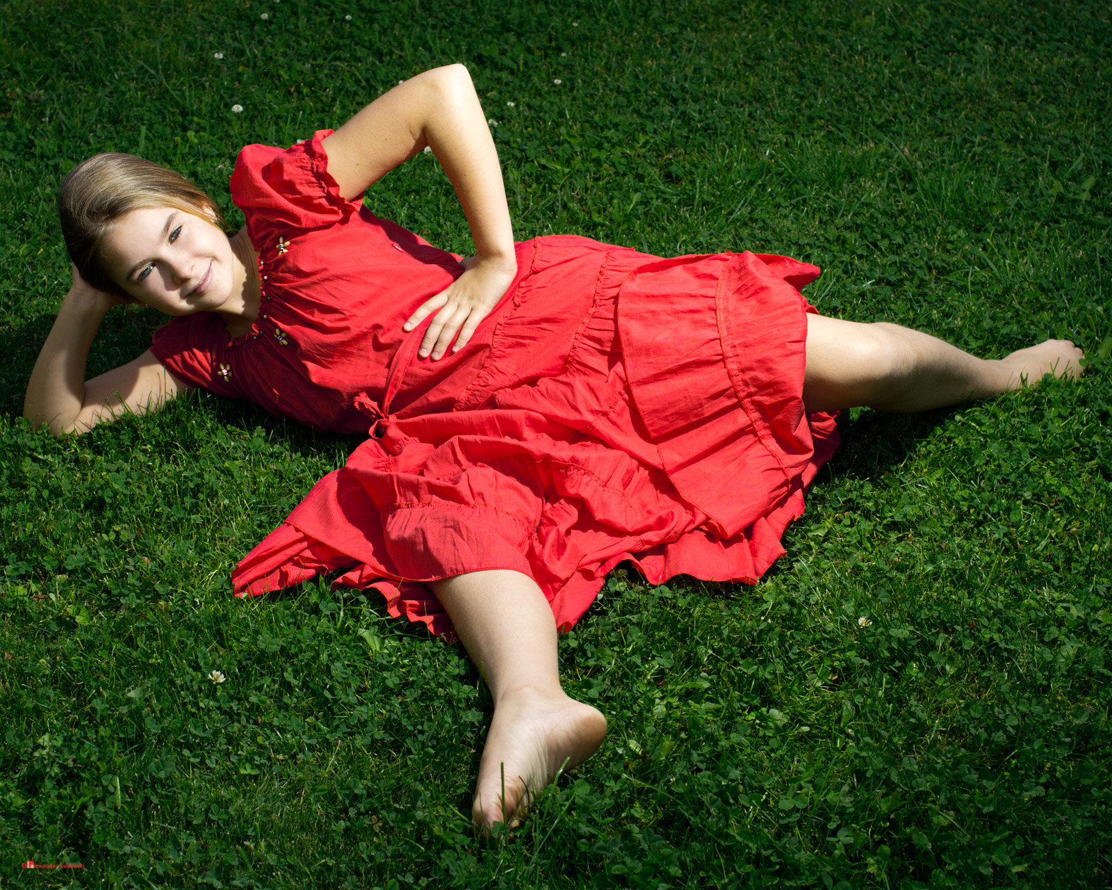 Анна на траве