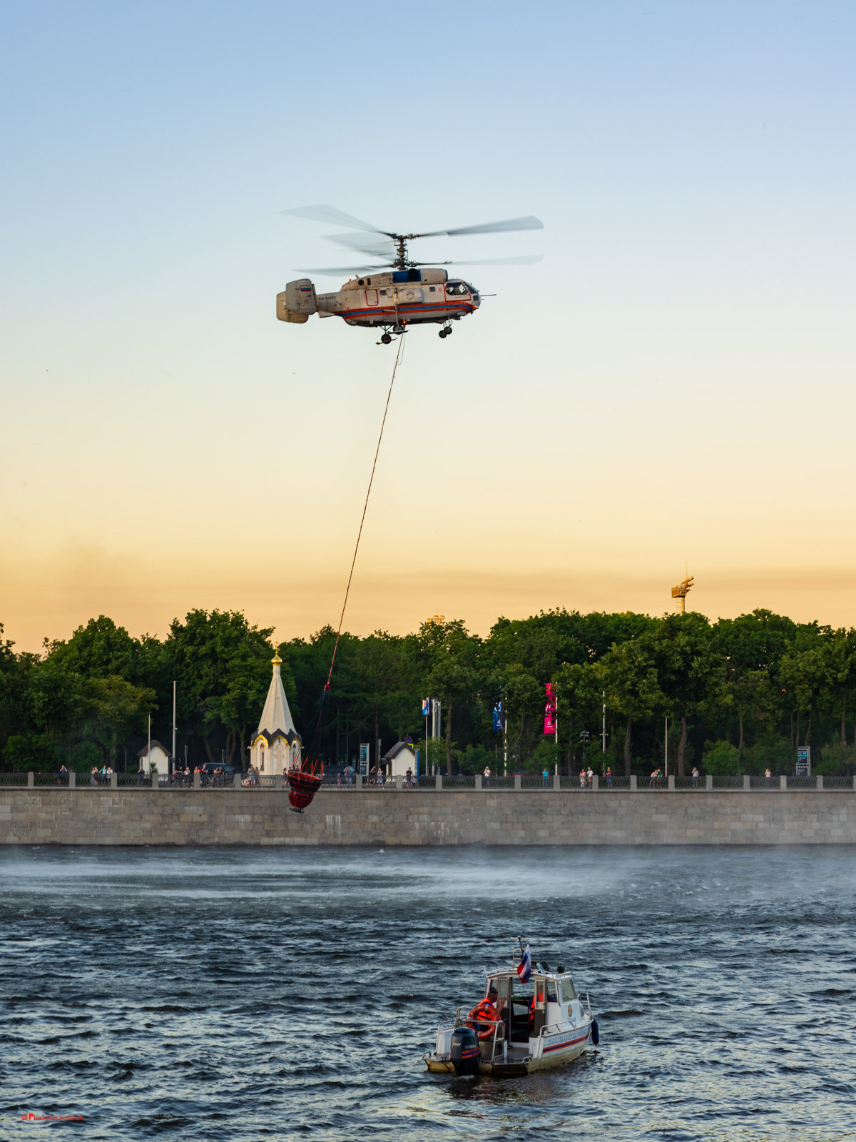 Helicopter takes water to extinguish the fire