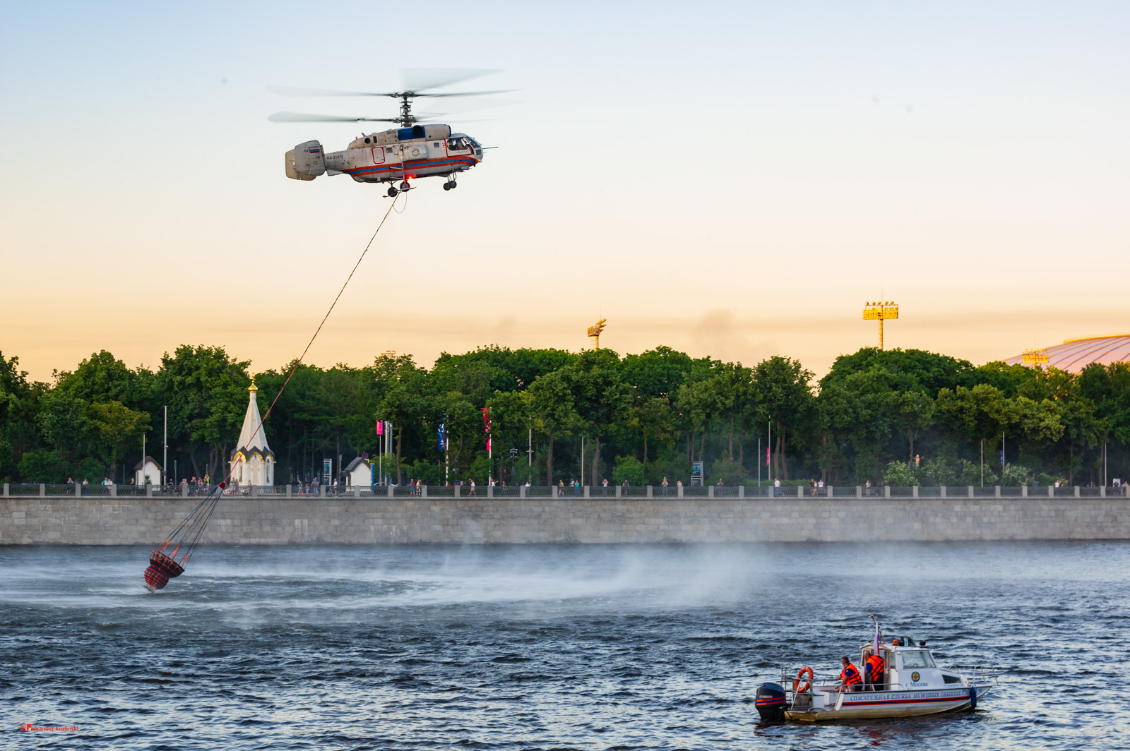 Helicopter takes water to extinguish the fire