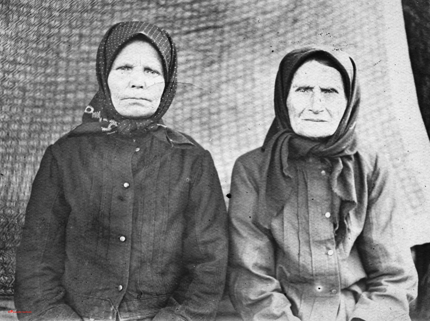 Слева - прабабушка, мать Фёдора Оре